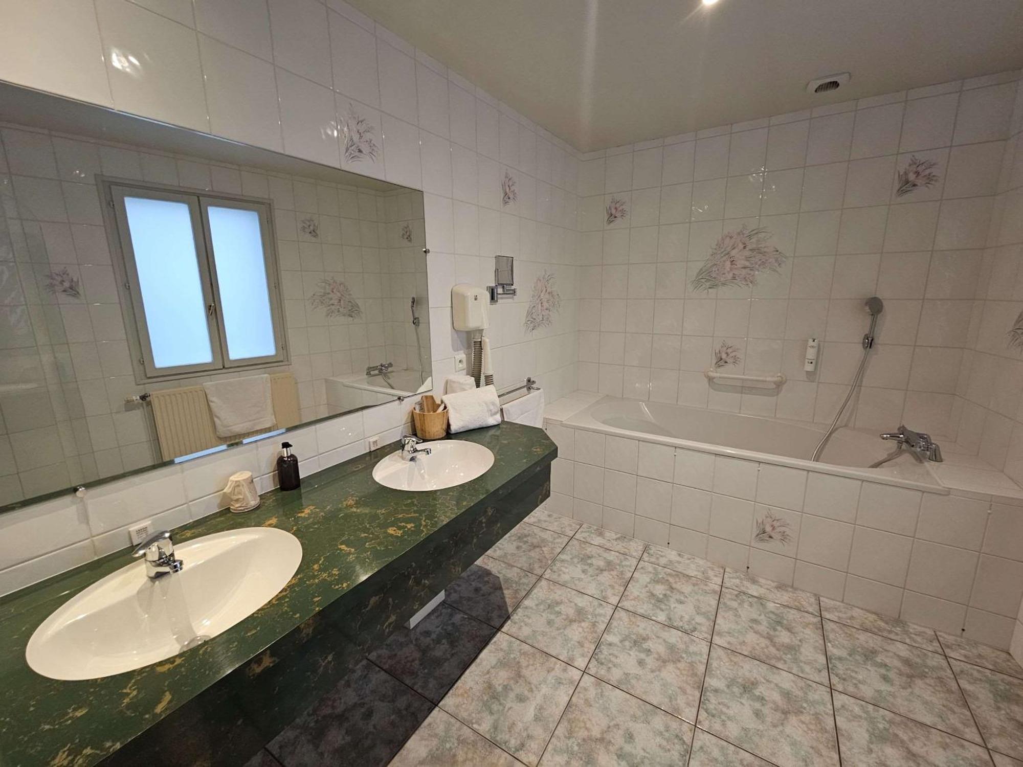 Auberge Du Lac, Sure Hotel Collection By Best Western Mesnil-Saint-Père Zewnętrze zdjęcie